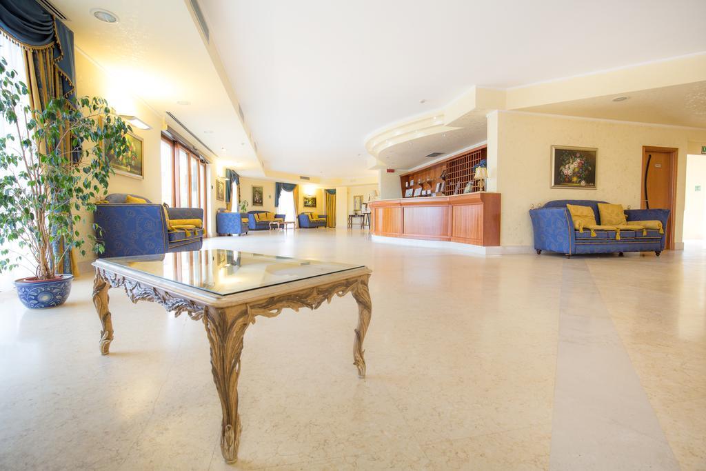 Royals Gate Hotel โรดิการ์กานิโก ภายนอก รูปภาพ