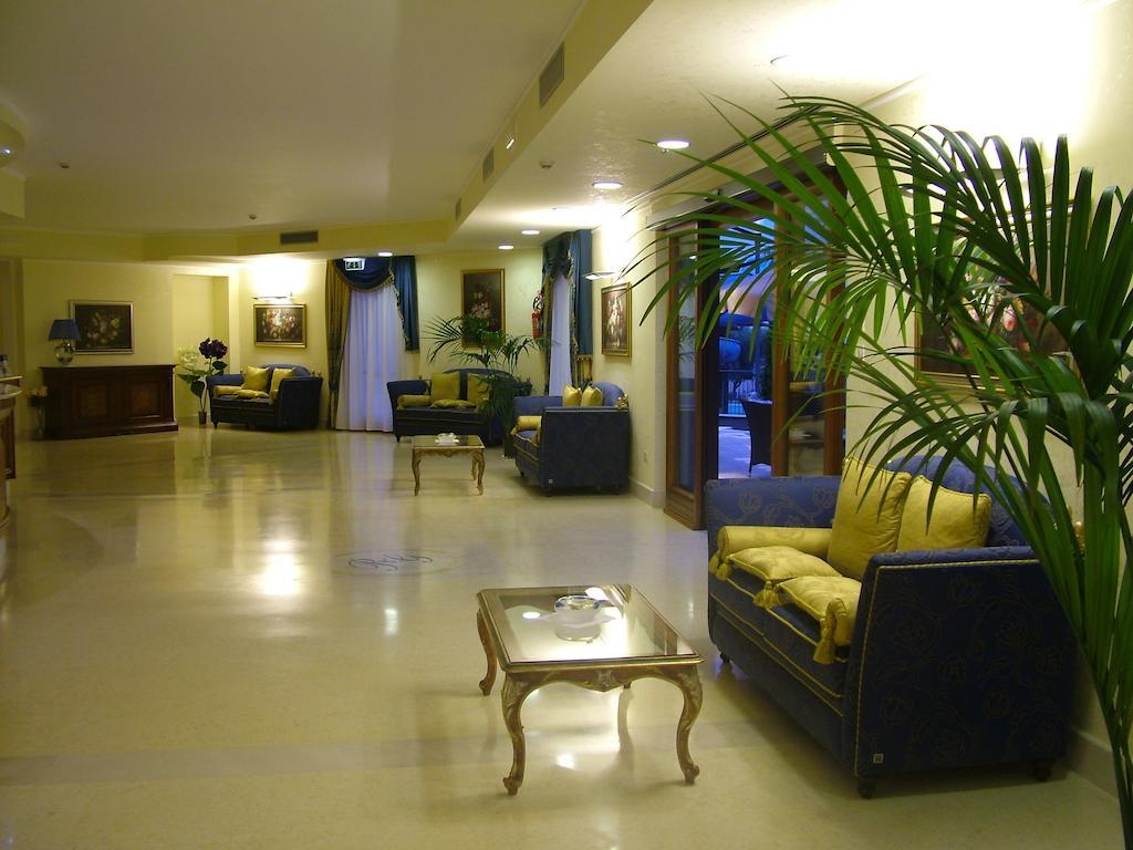 Royals Gate Hotel โรดิการ์กานิโก ภายนอก รูปภาพ